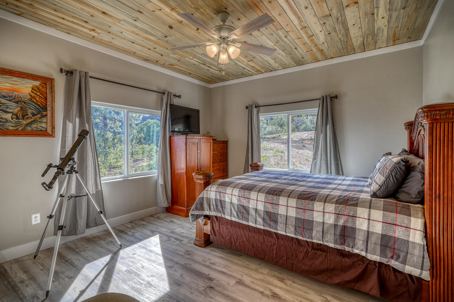 Second bedroom in vacation rental with great mountain views by A River Runs Thru It