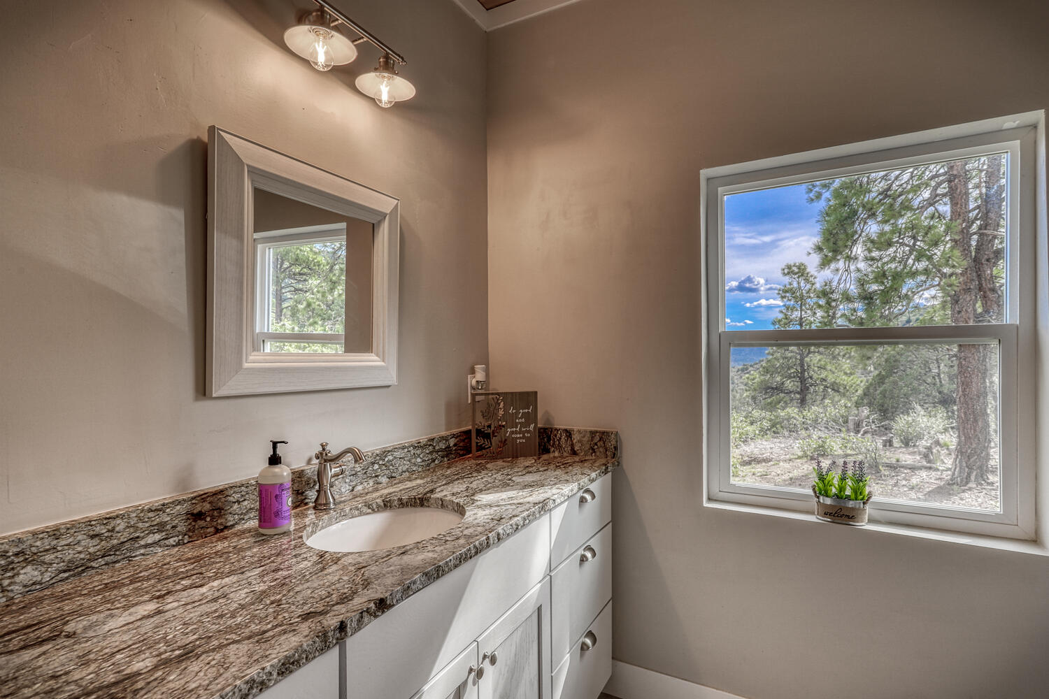 Second bathroom in vacation rental with great mountain views by A River Runs Thru It