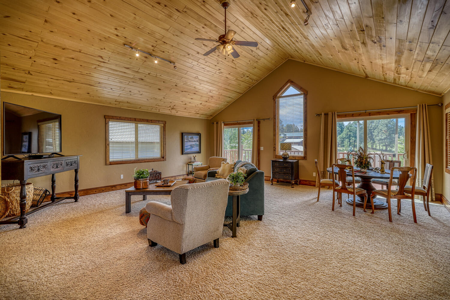 Large family room with sofas, table seating, and flat-screen TV in Eagle's View