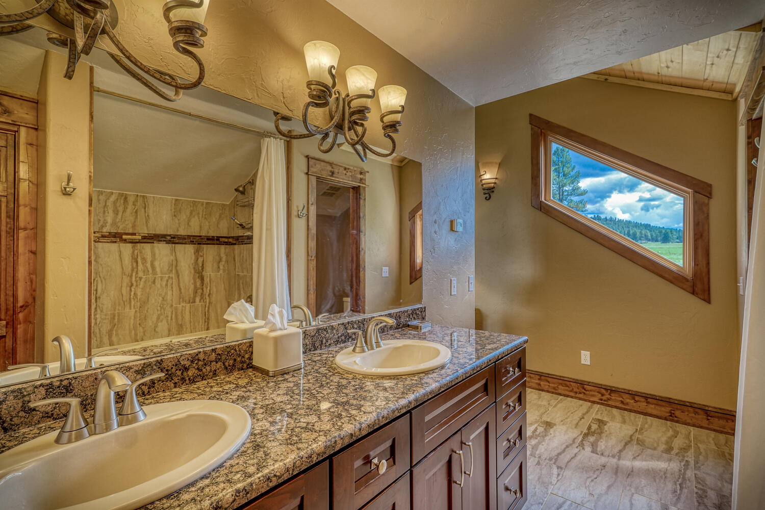 Upstairs loft full bath at Eagle's View vacation home in Pagosa Springs